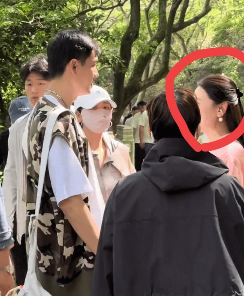 女粉丝硬挤经超身边合影，

小李琳霸气护界

成年人的分寸感有多重要

前几天横