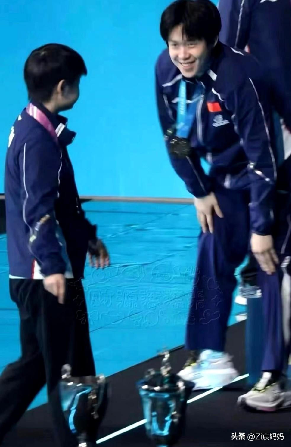 昨晚澳门世界杯男女冠军合影的时候，
莎莎一上来，
楚钦就问：你的帽呢？
莎莎：这