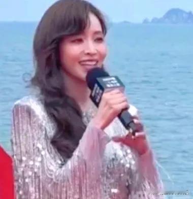 侯佩岑红毯盛赞烟台，魅力之城再添星光
7月15日晚，2025中国电影导演之夜红毯