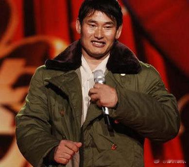 大衣哥朱之文辟谣跳楼身亡面对拼接哀乐、AI换脸的恶意谣言，他直面镜头怒斥“不安好