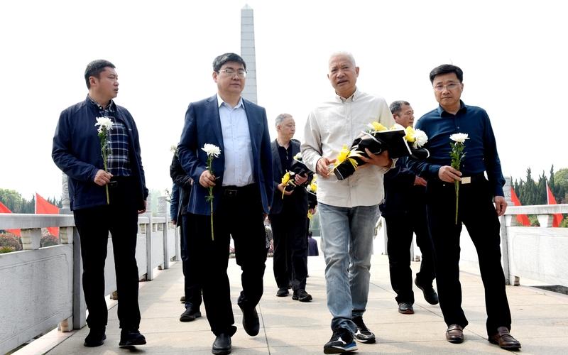 致敬英雄，缅怀先烈，致敬那些为国捐躯的勇士们。