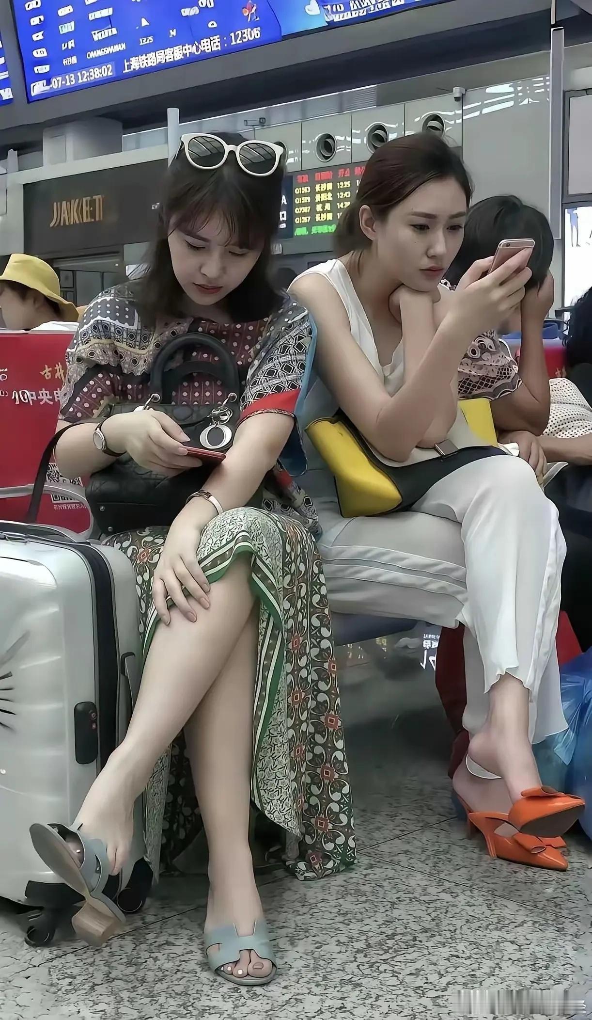 以你多年经验来看，她们是已婚还是未婚？ ​​​