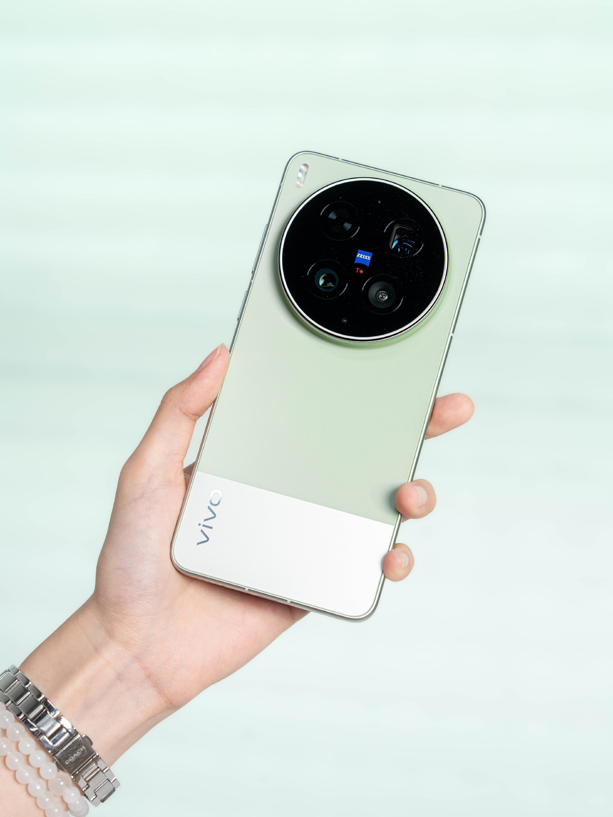 vivo X300 Ultra的影像能力是真没吹，在公司拿出去拍照的频率很高。但