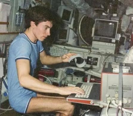 1991年，苏联一名宇航员刚飞上太空，国家解体了。他被丢在太空上311天，真的好