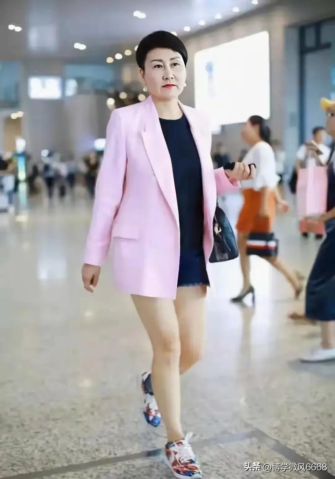 她因演技好而被人们喜欢，可就是在穿搭上不怎么会搭，衣品一般般。如果不穿这身衣服就