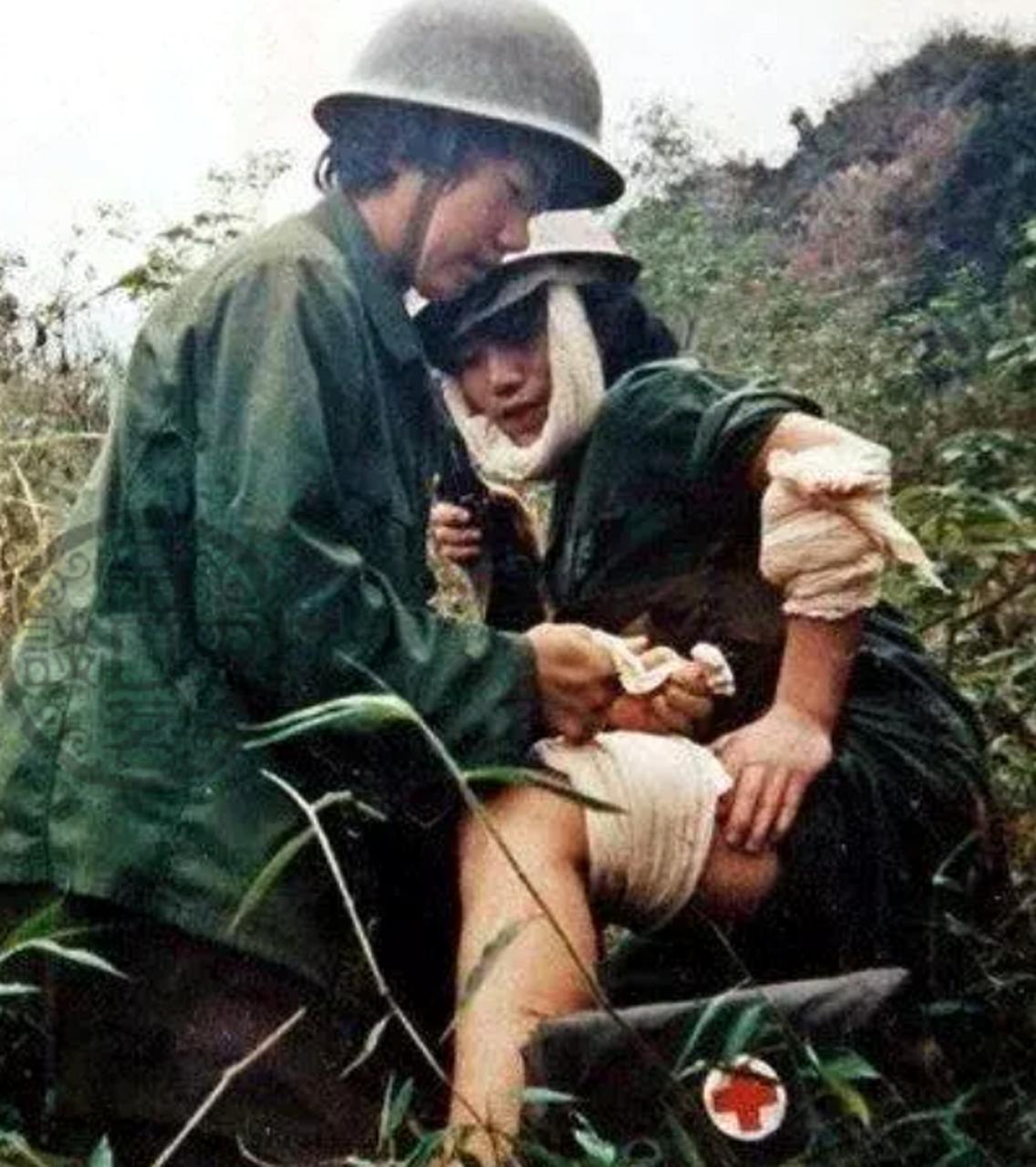 1938年，两个女八路被日军包围，她们跑进灌木丛藏了起来。没多久，一群日本鬼子就