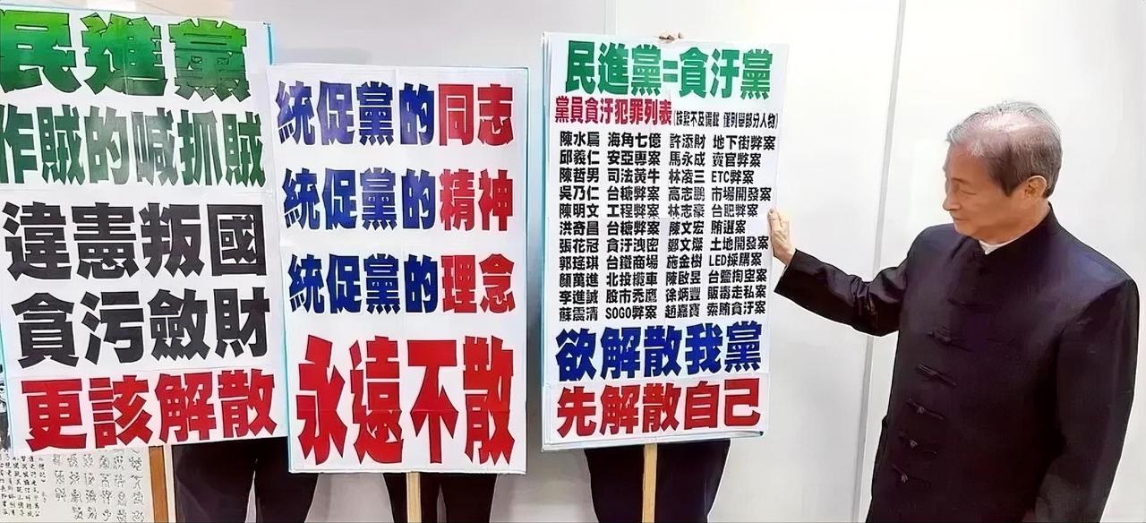 张安乐7月30日召开记者会，回应刘世芳单方面宣称涉“三大罪名”欲声请解散统促党时
