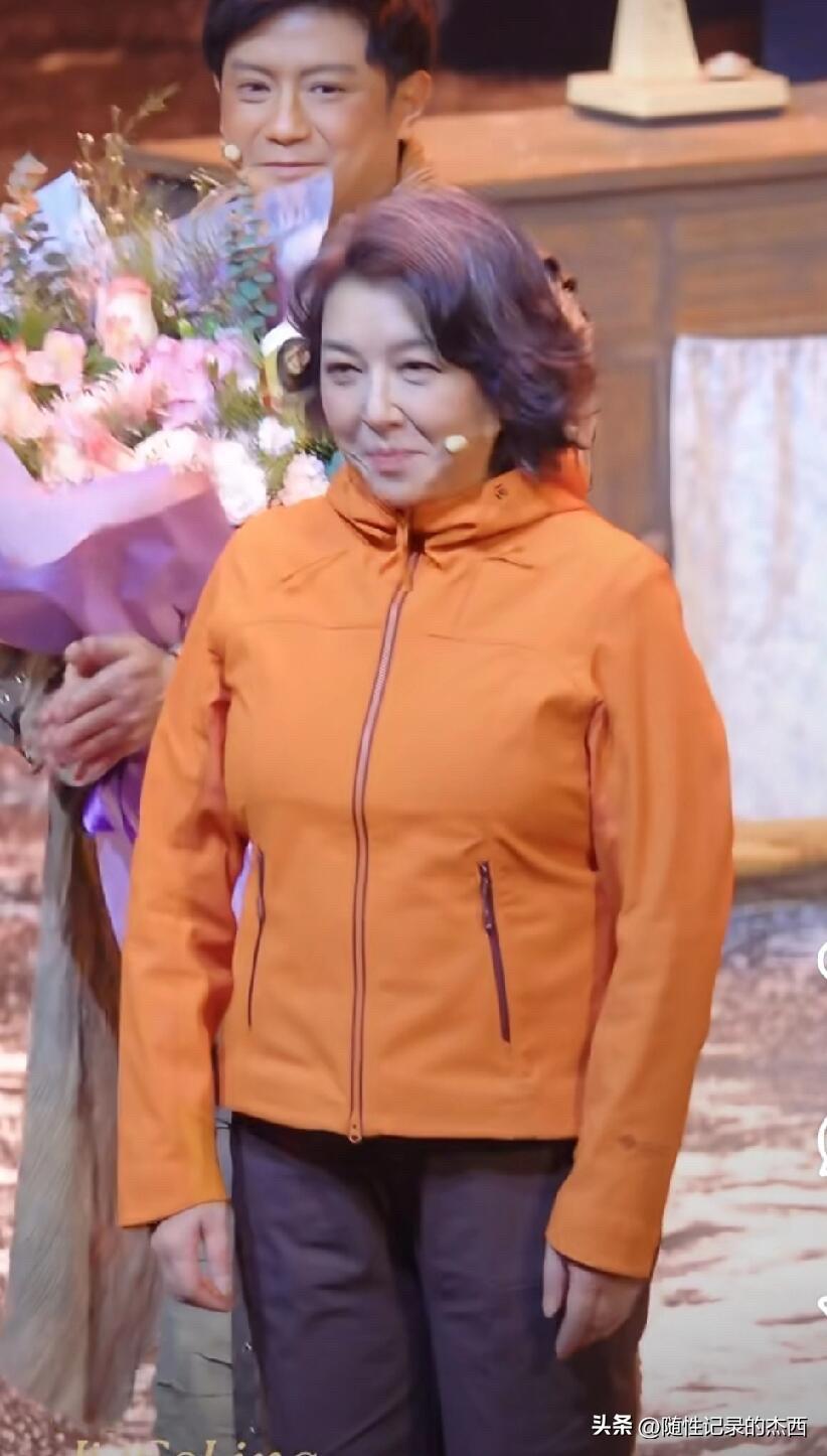 这可是当年多少男人的偶像，如今怎么身材发福这么多了，远远看过去就像普通的大妈一样