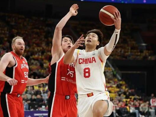 今天中国男篮和日本男篮比赛，现在已经进行了两个阶段的比赛，中国男篮落后20分，想