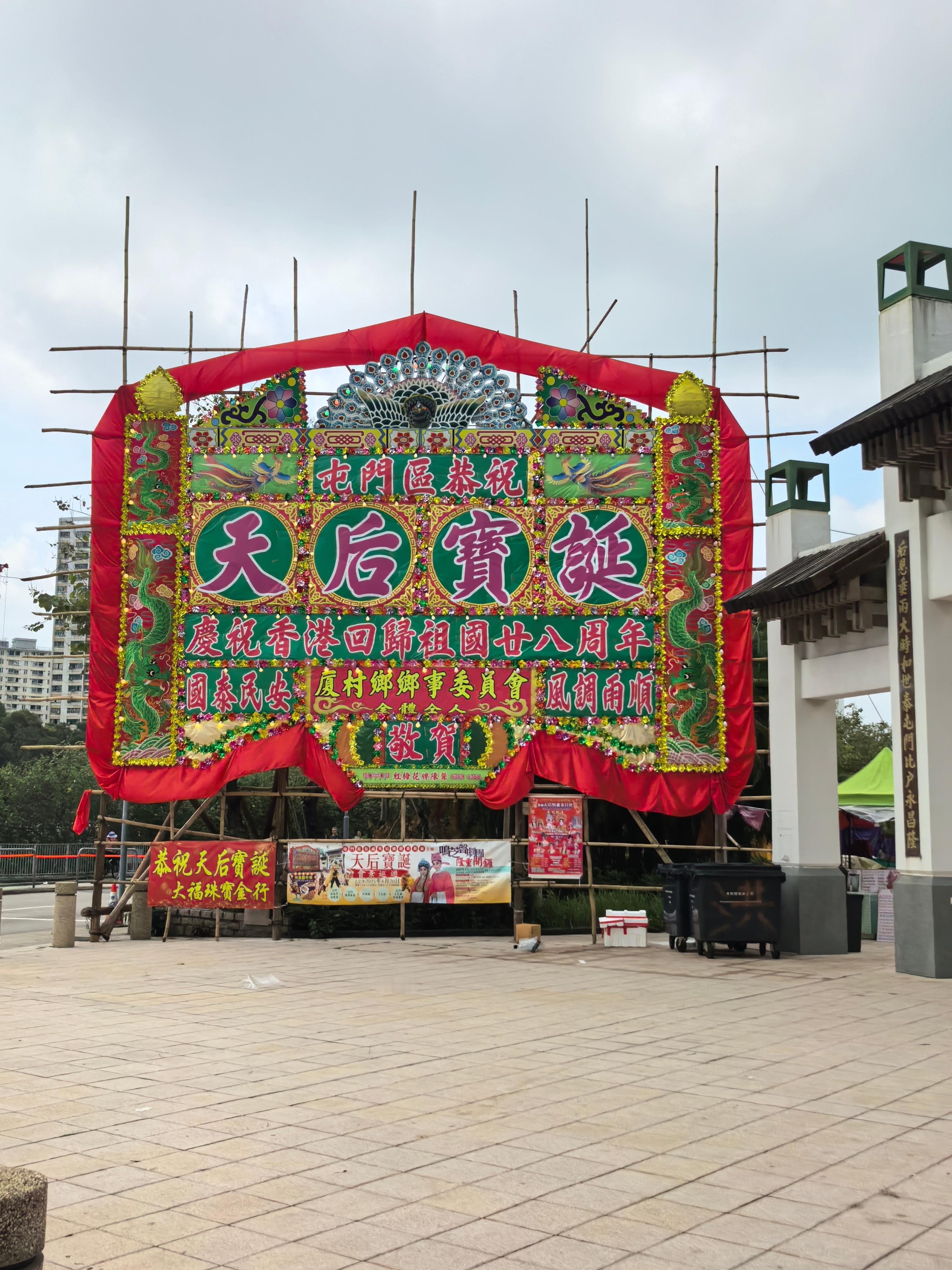 香港真的是一个，又中又西的城市，这种饱和度拉满的节日好有趣啊 ​​​