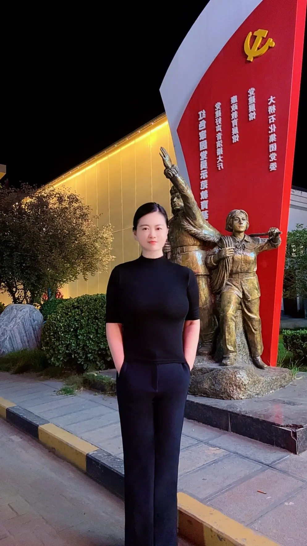 以一腔深情，敬锦绣中华。 穿过岁岁峥嵘，看山河万里风华。 愿祖国风调雨...
