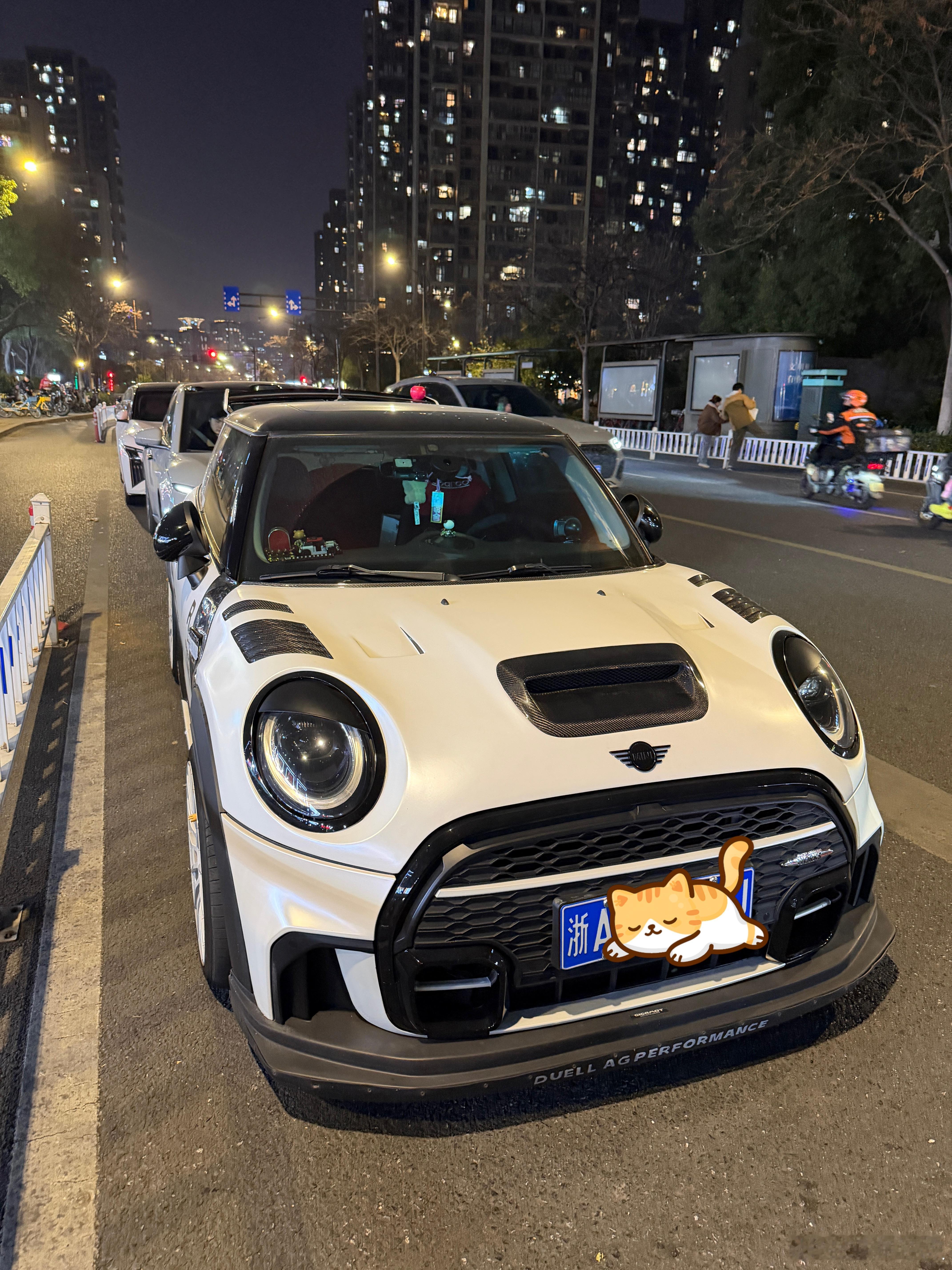 碰上一辆加装了DUEL AG PERFORMANCE改装套件的MINI赛道化改装