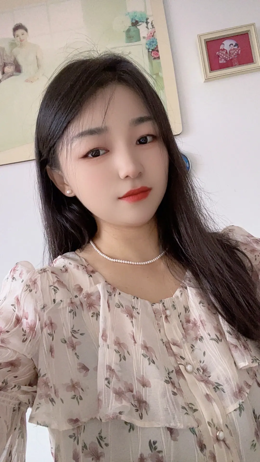 什么是爱  于是我想起了我们初次见面的拘谨  聊到深夜的记录和你第一次牵手拥抱