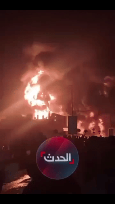 以色列特拉维夫的里雄莱锡安地区昨晚遭伊朗导弹袭击后，部分建筑燃起大火。以色列的反