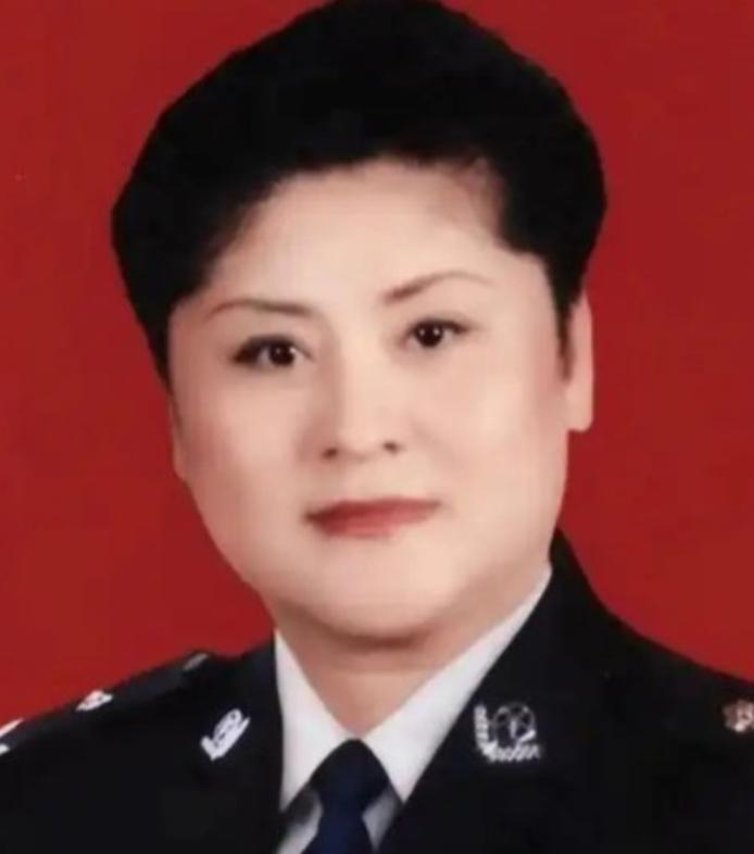 1988年，女警王玉荣结束卧底任务未换警服，遭两名壮汉强行塞进出租车，脖子被歹徒