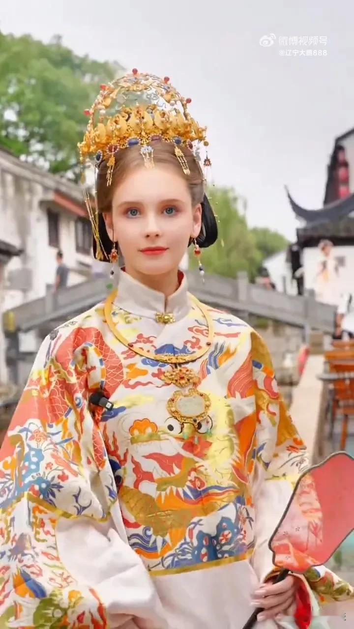 洋妞穿汉服，中国人穿西服，可以理解为中为洋用和洋为中用吗？
也许我们看着洋妞穿汉