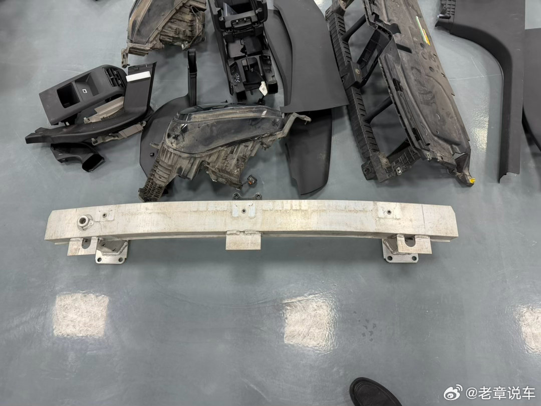 最近拆了一台雪铁龙凡尔赛C5X，机盖铝的，前后防撞梁都是铝的。关键是，防撞梁拆下
