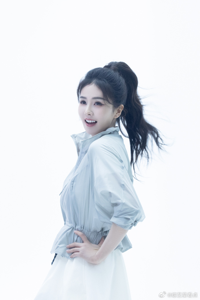 白鹿明媚系少女 白鹿明媚系少女真的是美的让人都挪不开眼睛了呀，满满的元气感都已经