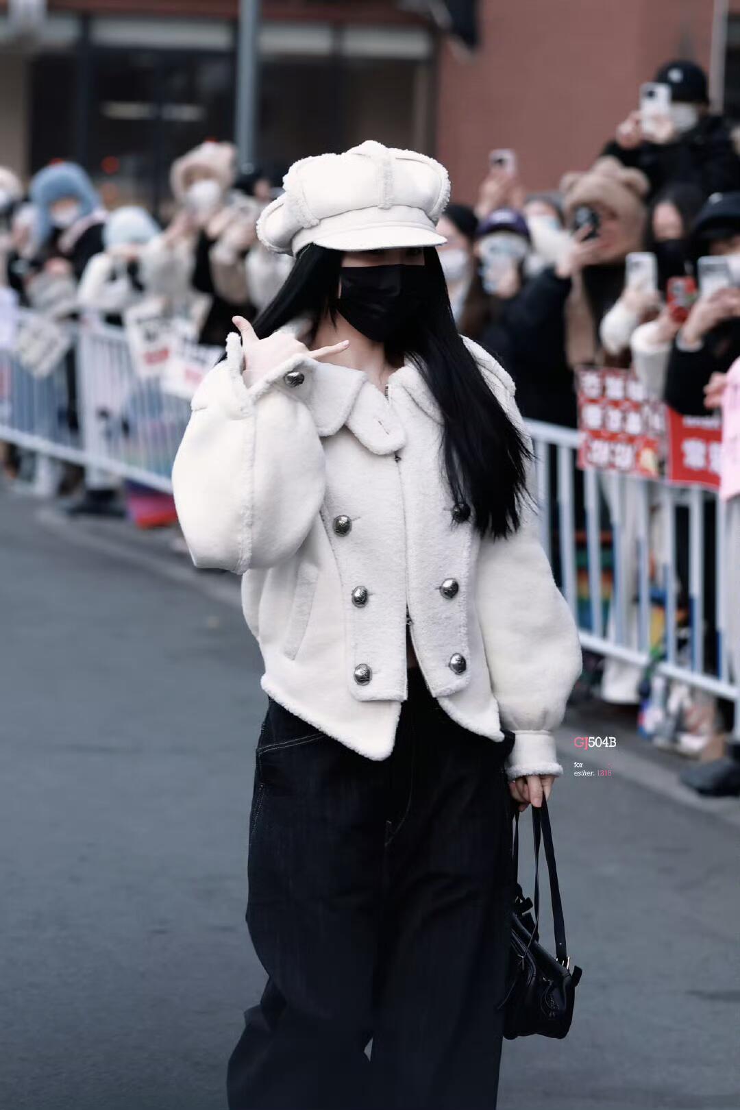 虞书欣《云初令》上班路透，温柔千金风 