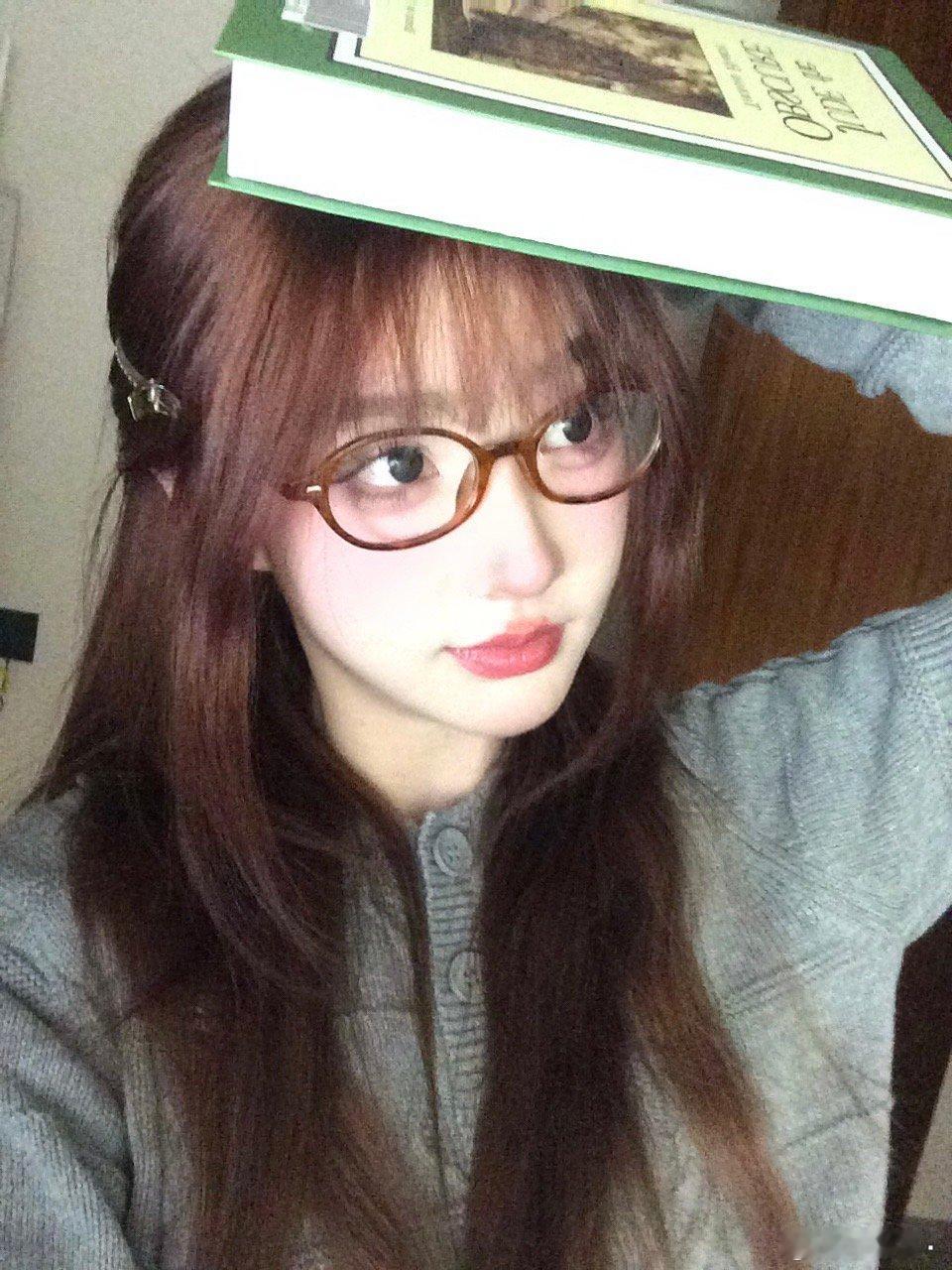 戴了眼镜看起来像知识分子👓📚 ​​​