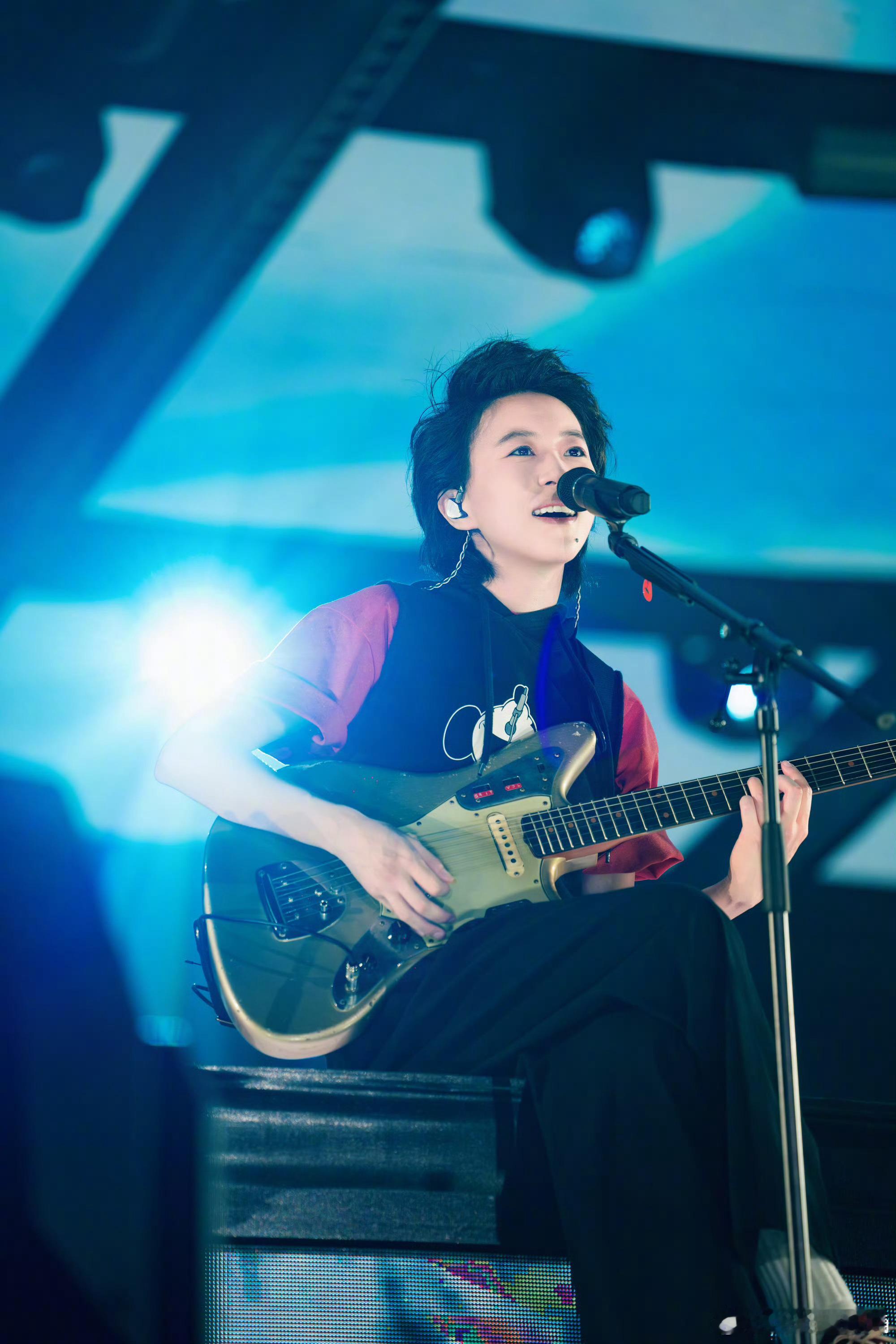 窦靖童说想踏出舒适圈歌手歌单多元曲风，百变魅力窦靖童不断突破自我，歌单全是宝藏曲