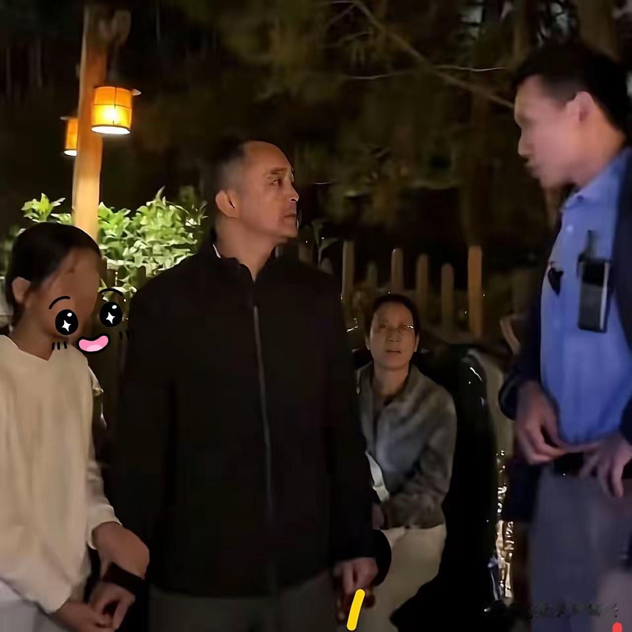 上海迪士尼，五一假期，一位父亲带着女儿排了3个小时的队，眼睁睁看着买了速通票的人