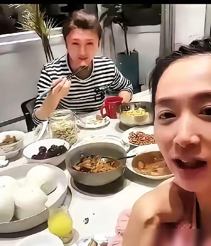 十二万条恶评把闫学晶死死按在热搜第三，全网正等着看笑话，王芳啪地甩出一张三亚碰杯