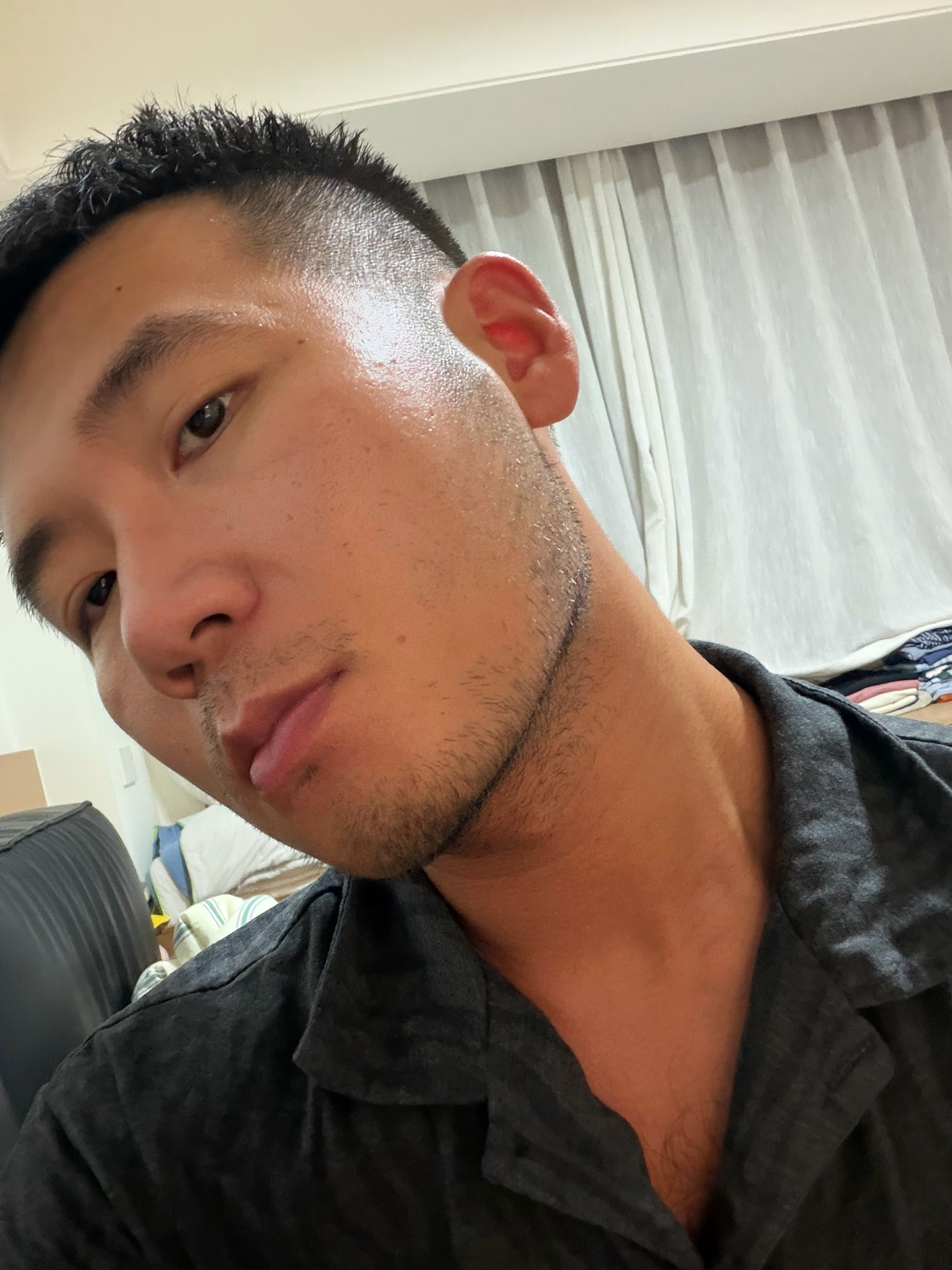 最近胡子以一种近乎疯狂的速度生长着，估计是最近去健身房勤快了很多，所以就越长越快