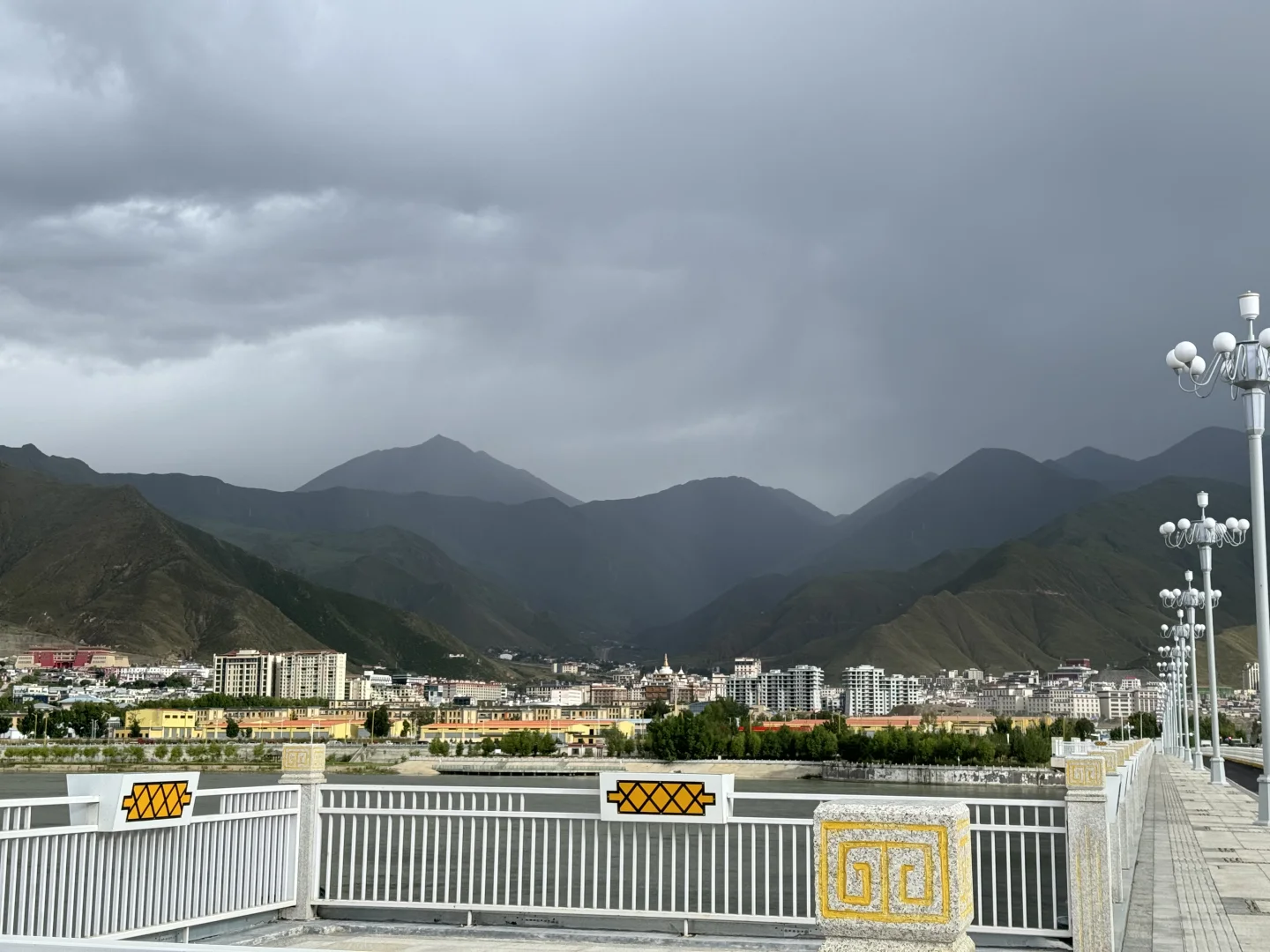 拉萨Day12｜大雨也不能阻止八廓街朝圣的人们