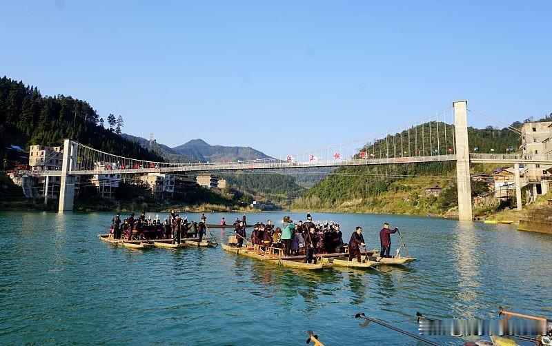 联，各位才华横溢的条友们，此上联“水上千舟渡”短短五字，便勾勒出一幅宏大而生动的