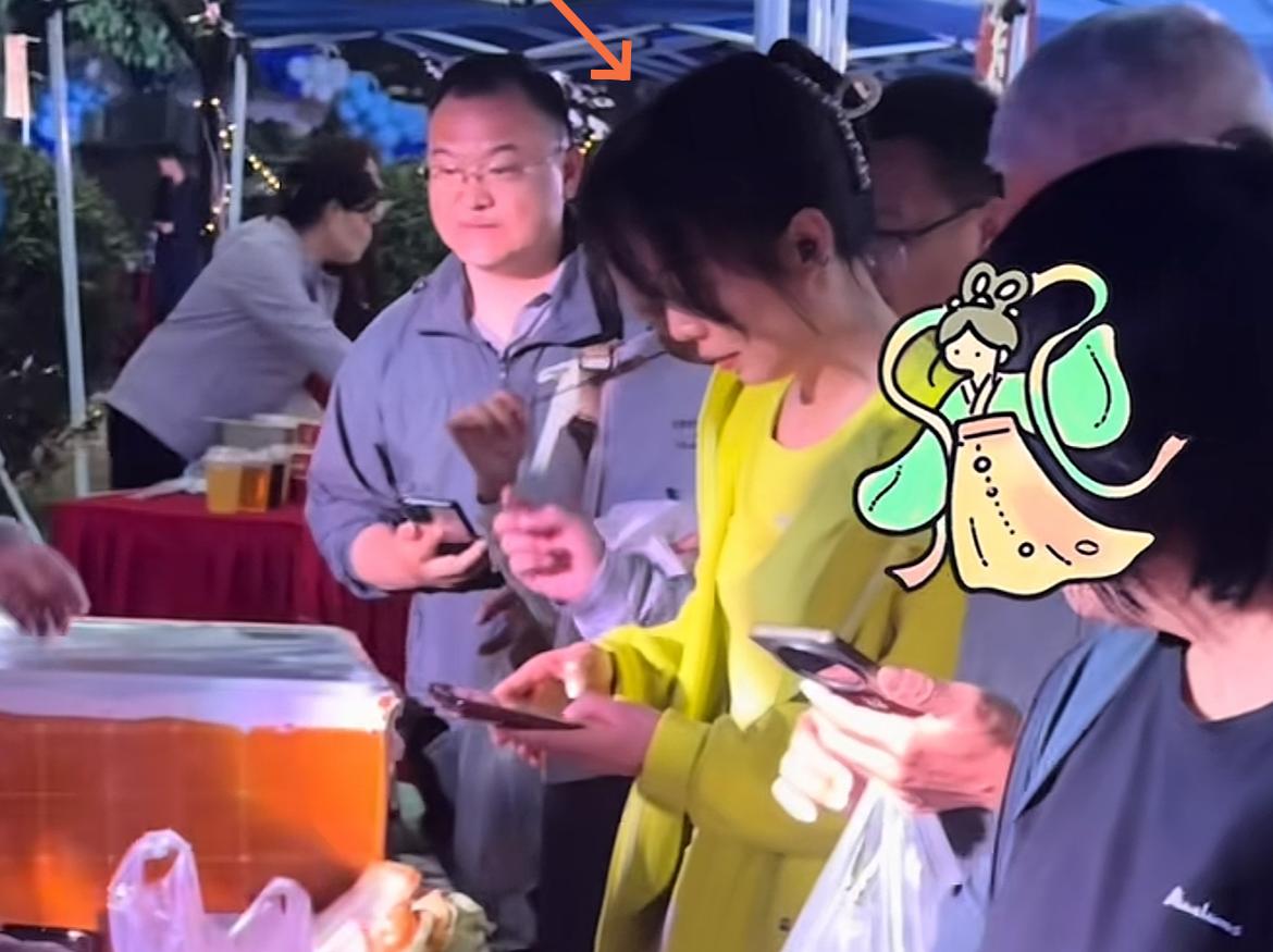 偶遇“航天女神”王亚平！一身柠檬黄的衣服显得朴素且绝美，不施粉黛的样子更是让人侧