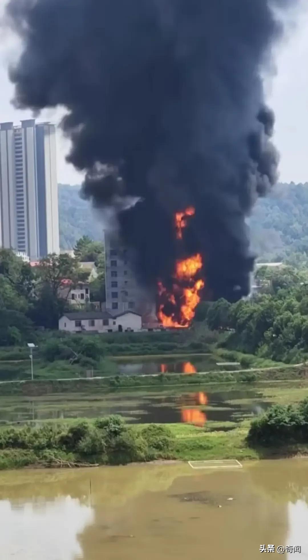 油罐车失控侧翻爆炸，一居民楼近在咫尺，现场火光冲天！事发9月13日12时，娄底市