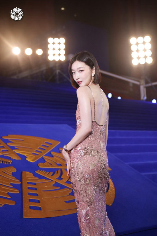 周冬雨粉裙短发 今晚红毯上那么多大裙摆、深V、高开叉，周冬雨这条粉裙短发反而成了