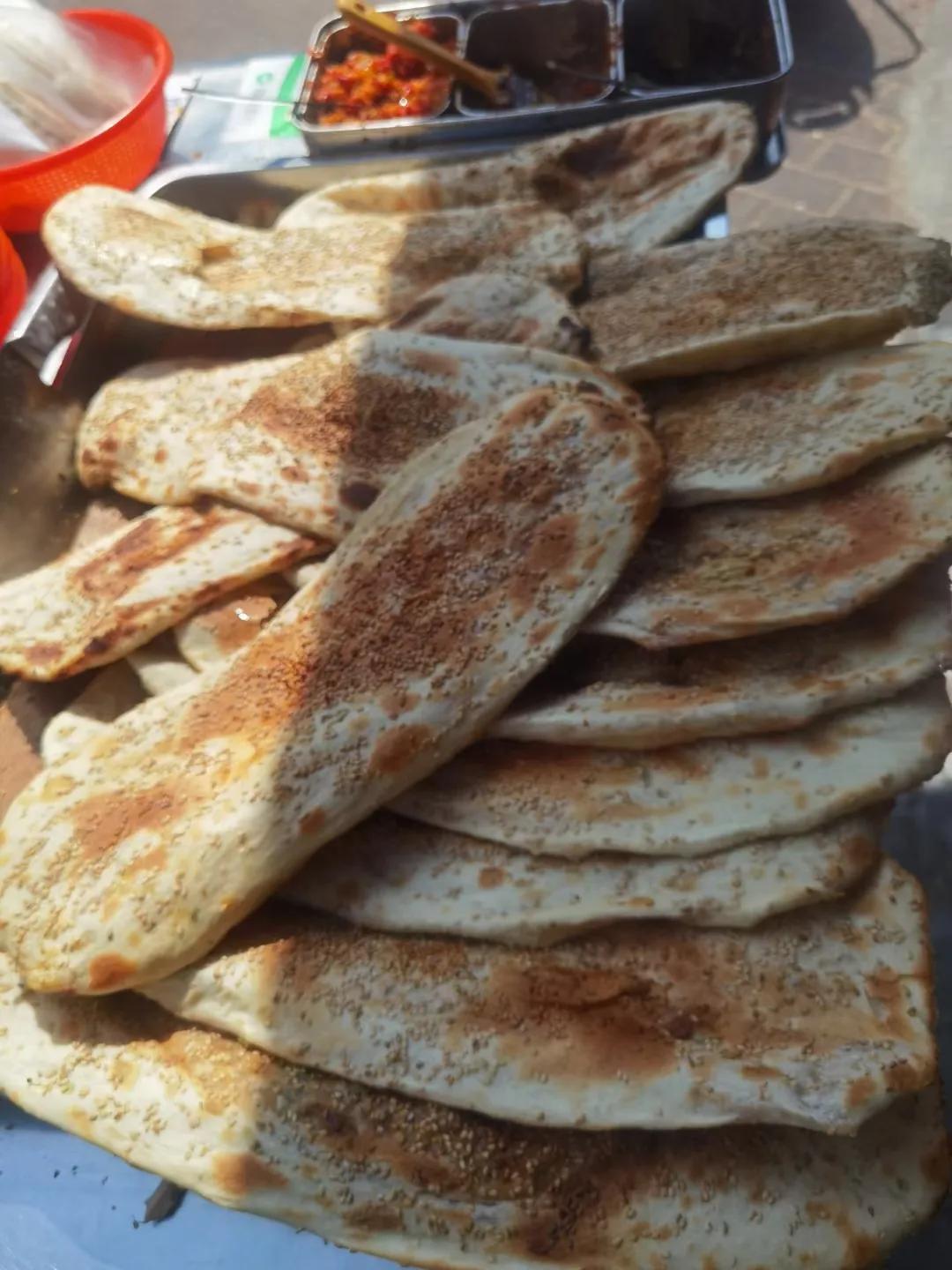 谁知道这是什么烧饼？跟个鞋垫似的[偷笑]
#开始打烧饼啦# 
#饼熟了# 
#春