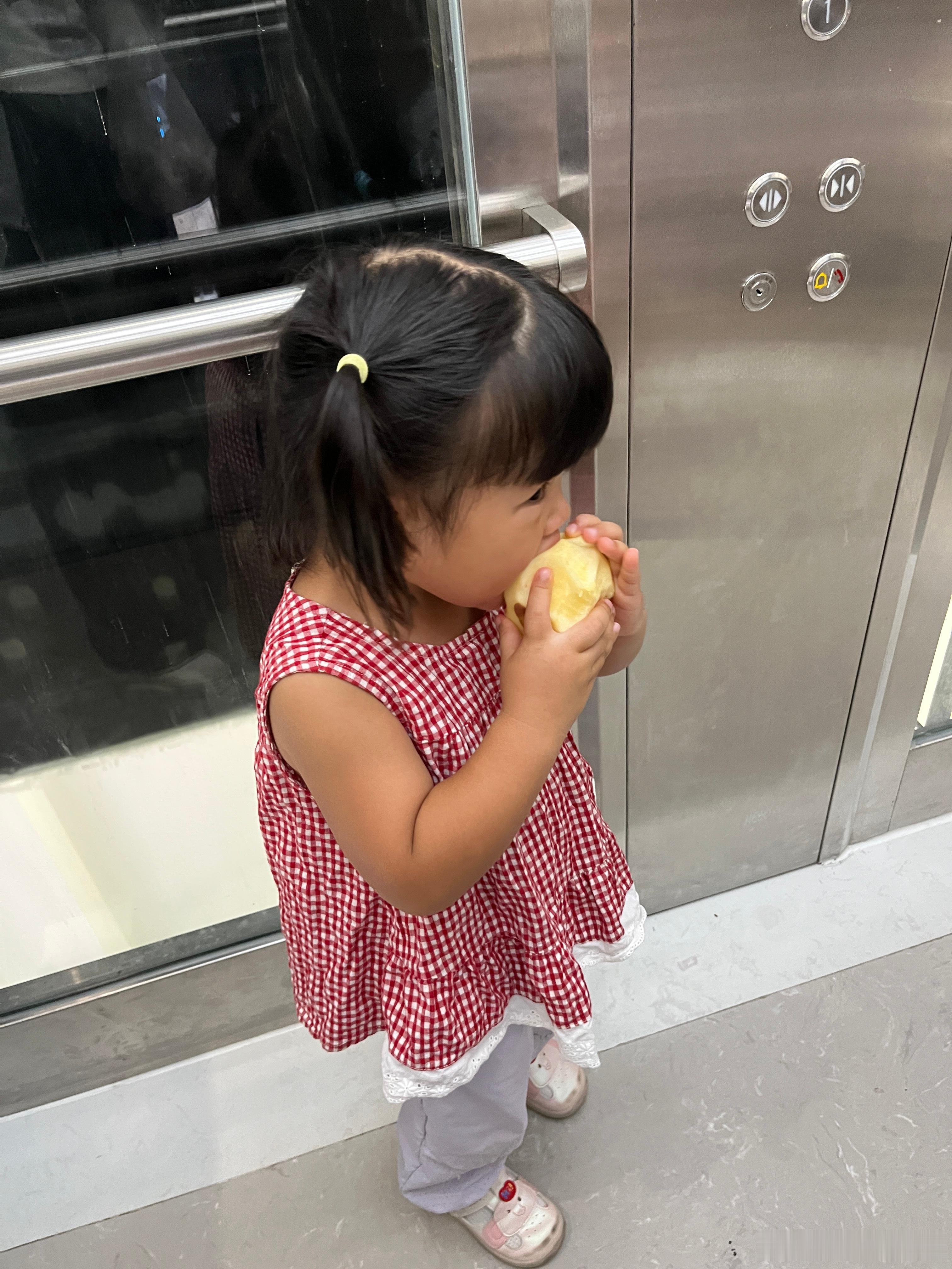 接到小可爱了，我从婆婆那里过来的，婆婆给柠宝拿了一个苹果。好惹，好朋友没去公园，
