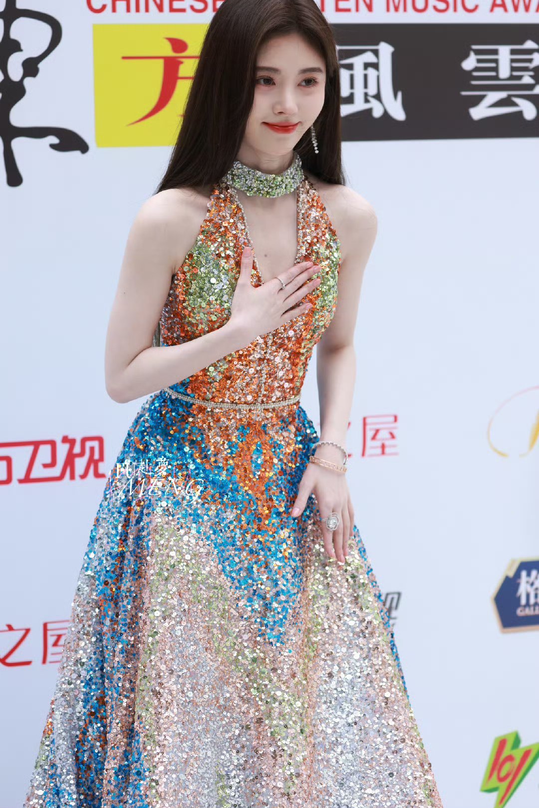 这套生图好飒，好直观的美貌鞠婧祎 ​​​