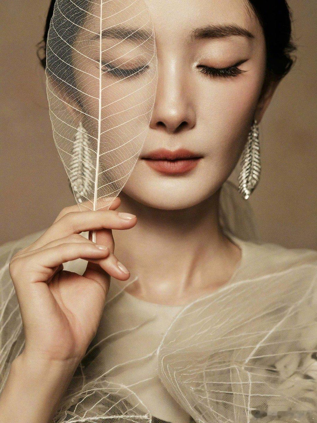 杨幂今晚的排面太足了！身着Maison Margiela 2025秋冬高定搭配宝