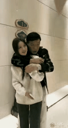 这一幕，让我再一次相信
爱情，从来不分年龄
 
20出头的姑娘，和看起来年长不少