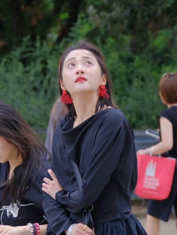 最近关晓彤亮相巴塞罗那，她这回穿了一件黑色的裙子，不过依然很有清新时尚感。

关