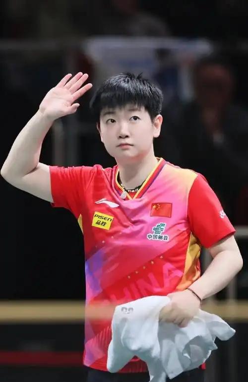 这种真实、不做作的个性显得格外亲切。