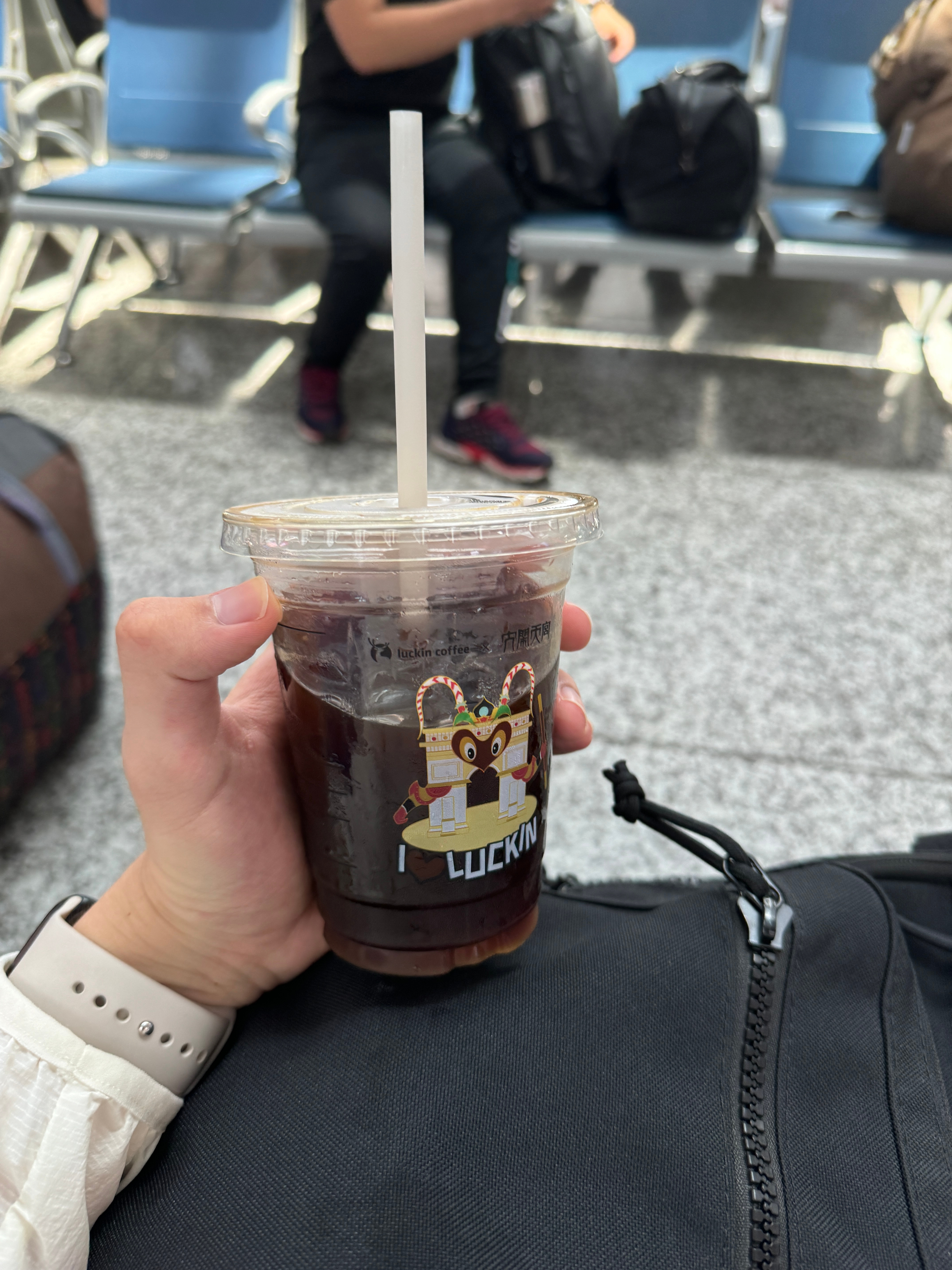 宁波火车站怎么这么热 不知道有没有开空调[泪]一口冰美式 复活了半条命 今天好多