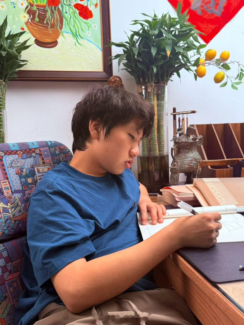 开完会回到家的晚上11点，他俩把脚🦶都放在我腿上 … 嗯…在他们还愿意和我腻歪