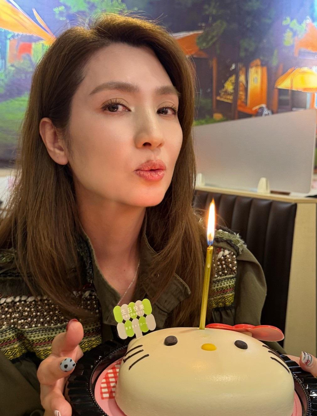 香港女星洪欣近日迎来55岁生日，其好友蔡少芬携丈夫张晋、儿子共同为她庆生，展现了