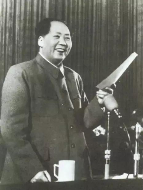 1955年10月，毛泽东主席在资本主义工商业社会主义改造问题座谈会上的讲话：“我