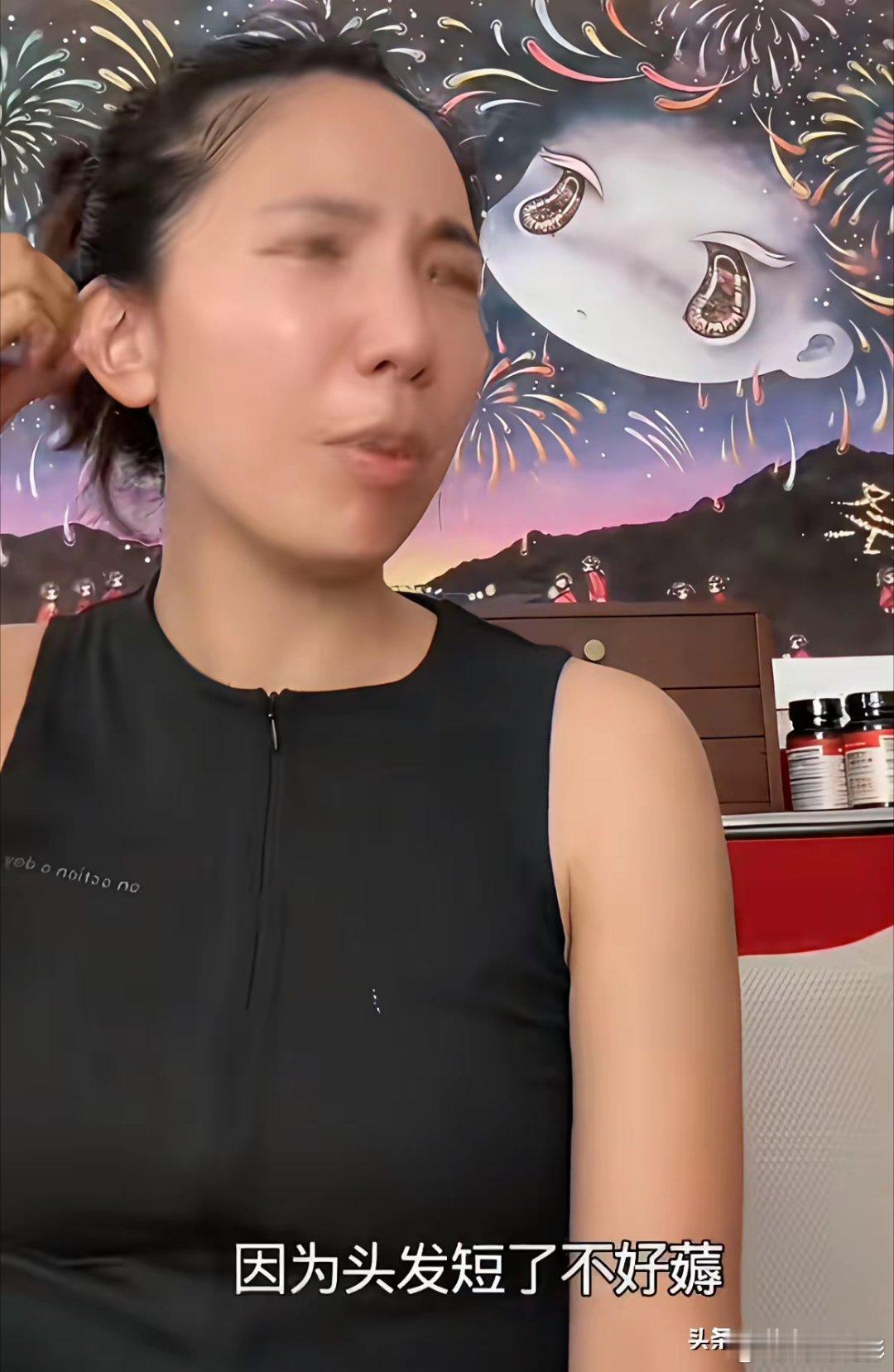 4月13日，张婉婷直播分享，宋宁峰跪在她面前，她边跟第三方打电话，边揍宋宁峰细节