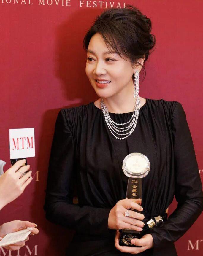 恭喜！闫妮《小巷人家》黄玲一角拿下金莲花最佳女主

12月23日，闫妮凭借《小巷