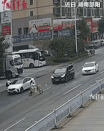 挺飘逸？
空中转身也不错，只是美中不足，落地不稳，回家再好好练练吧！力争下次不要