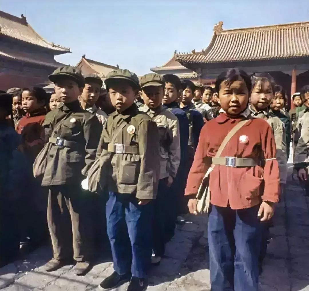 1972年小学生去北京博物院参观。那时候胸前都挂着毛主席头像。