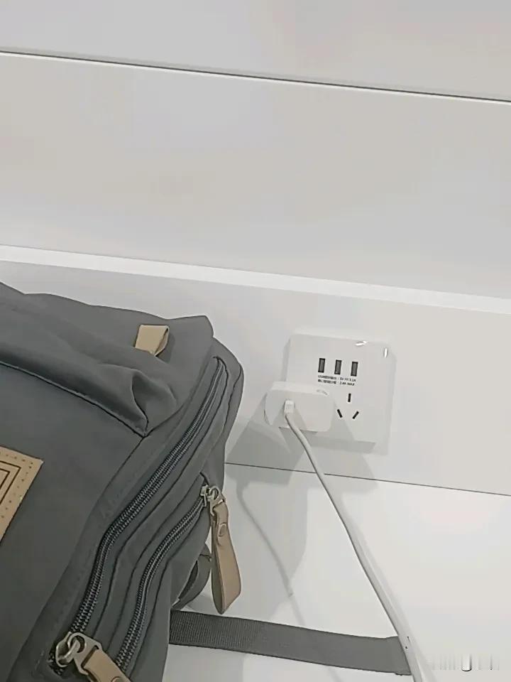 在崇左市高铁站候车室充电，准备开启高铁之旅。第一次坐高铁也不用慌，买票可以线上用