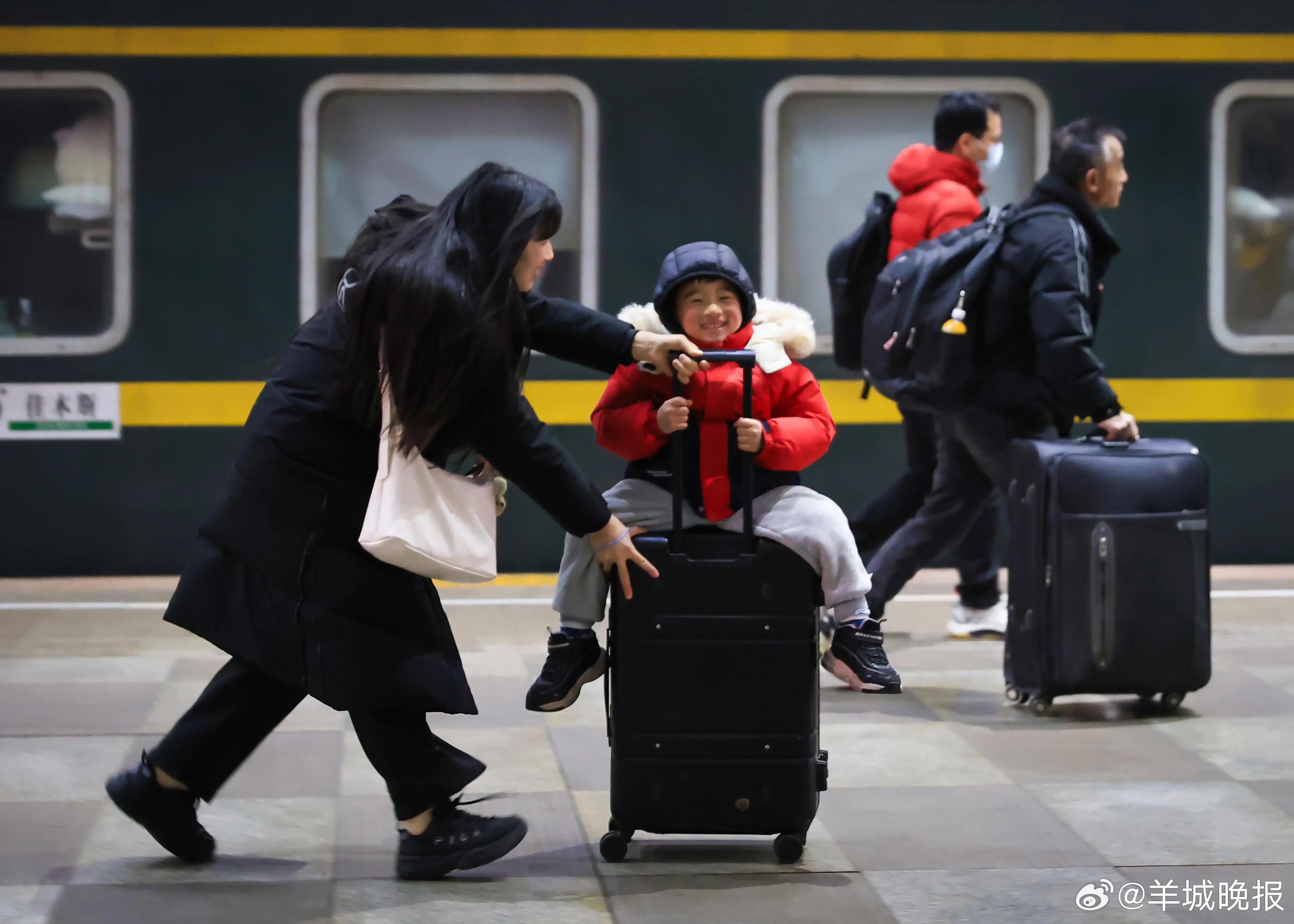 【春运不再难，铁路服务越来越“懂你”】#街谈巷议#在很多人的记忆中，春运曾是春节
